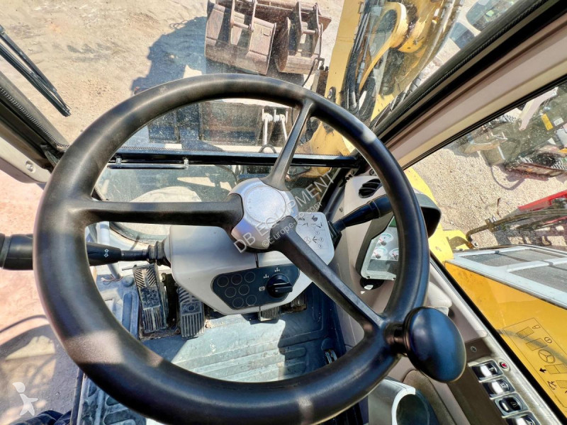 Excavator New Holland PELLE A PNEUS 10T 26