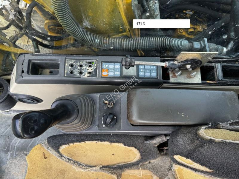 Escavatore Caterpillar C Mit Zwei Löffeln