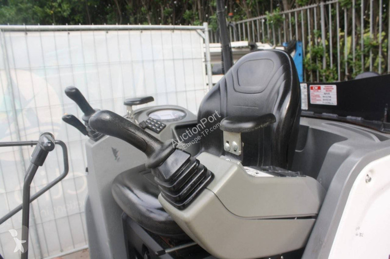 جرافة Bobcat E17