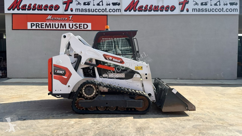 Lopatový nakládač Bobcat T590