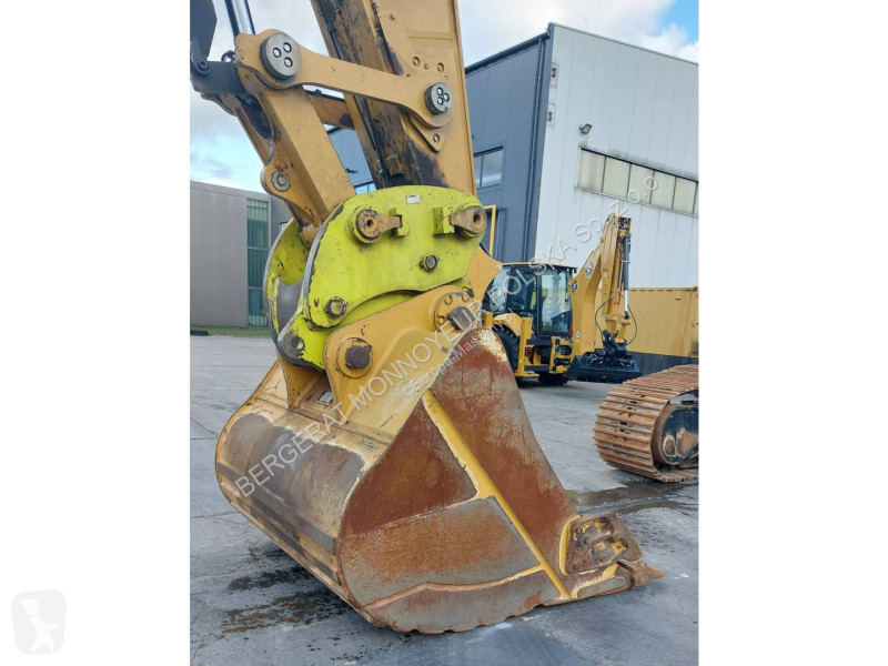 Lopatový nakládač Caterpillar 352