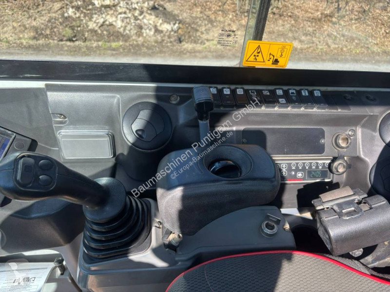 جرافة Takeuchi 230
