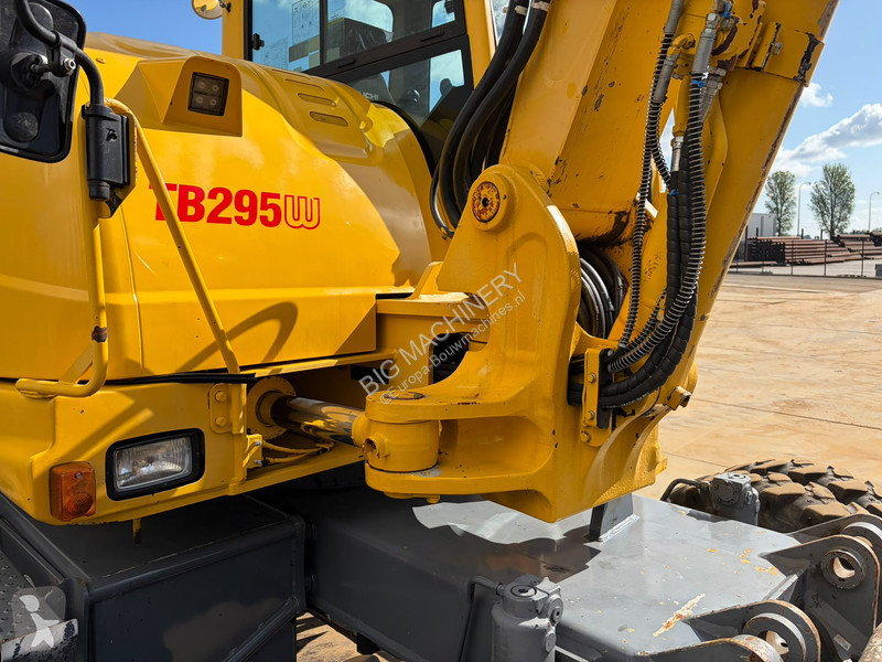 Pelle Takeuchi TB295W-1