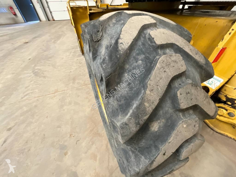 Экскаватор Komatsu MR8