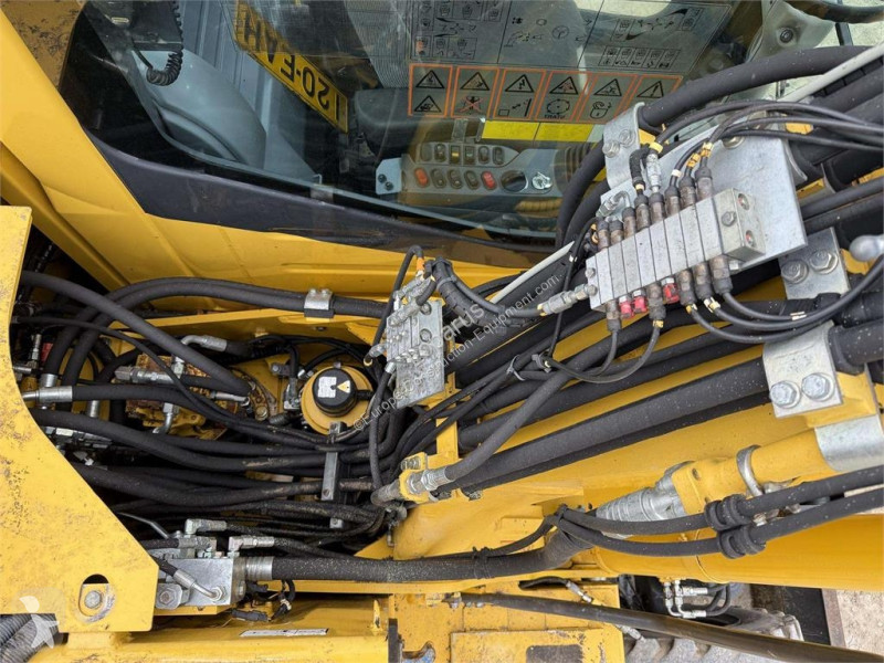 جرافة Komatsu PW 148-8