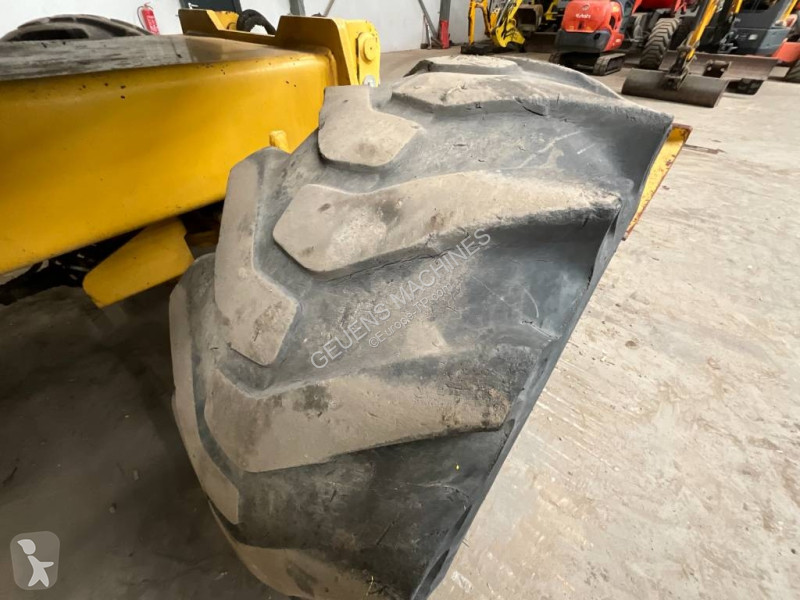 Багер Komatsu MR8
