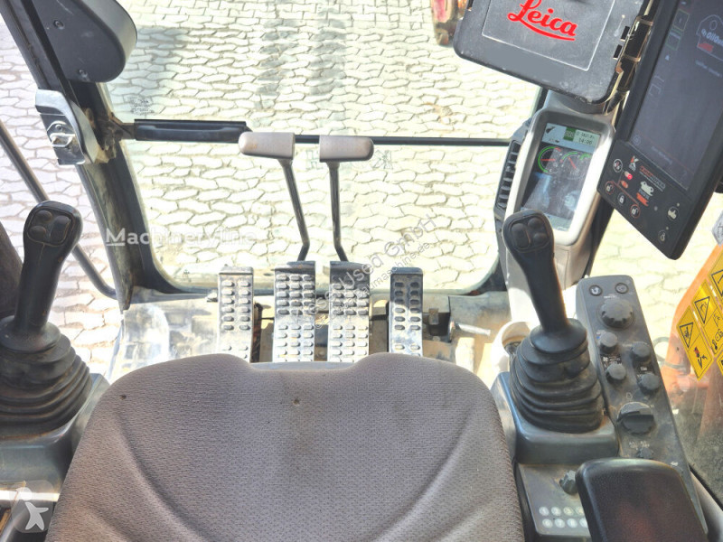 Багер Hitachi