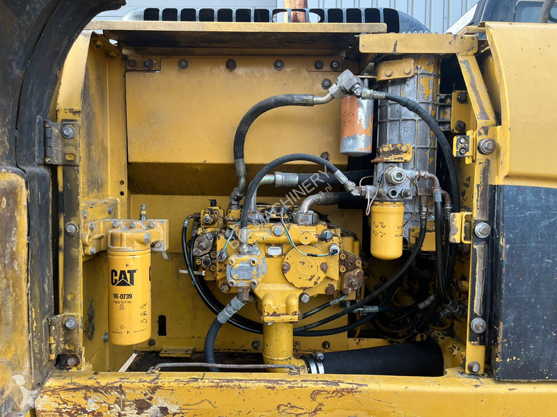 Excavator Caterpillar - bucket with teeth