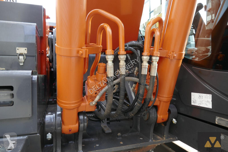 Escavadora Hitachi -7