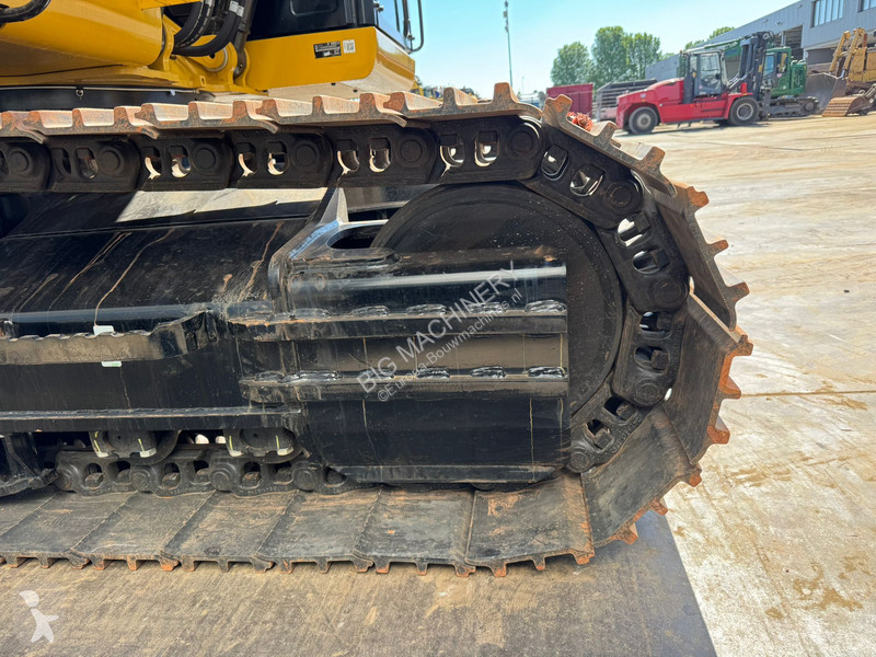 Lopatový nakládač Caterpillar 3