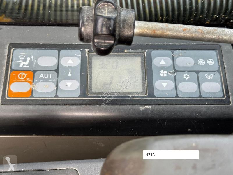 Escavatore Caterpillar C Mit Zwei Löffeln