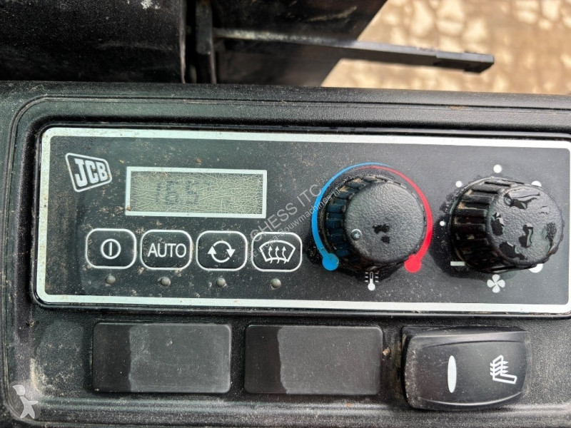 Escavadora JCB