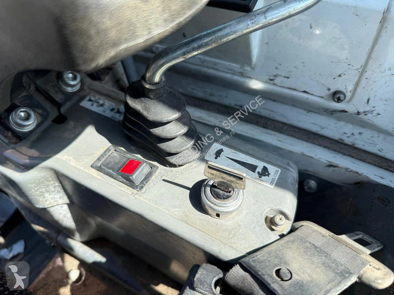 جرافة Takeuchi TB216