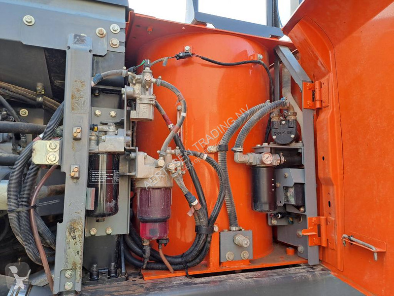 Lopatový nakládač Hitachi 6