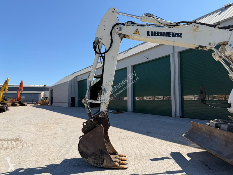 Lopatový nakládač Liebherr A Compact Outriggers...