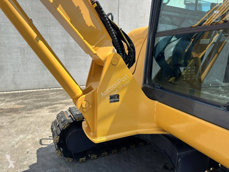 Екскаватор Komatsu 7