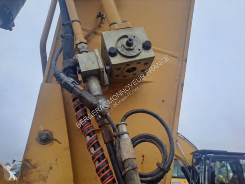Escavadora Caterpillar