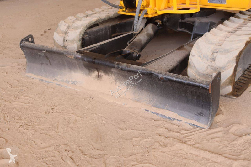 جرافة JCB 8056