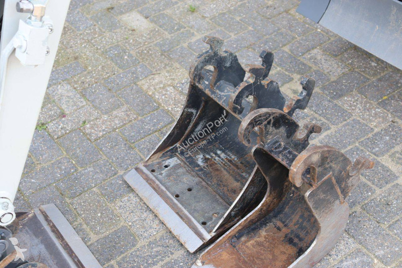 Skovel Takeuchi TB210R