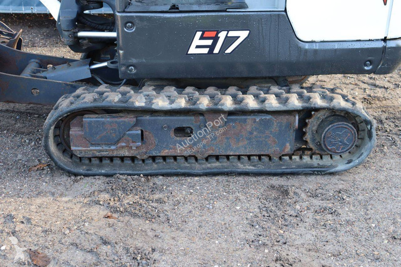 Багер Bobcat E17