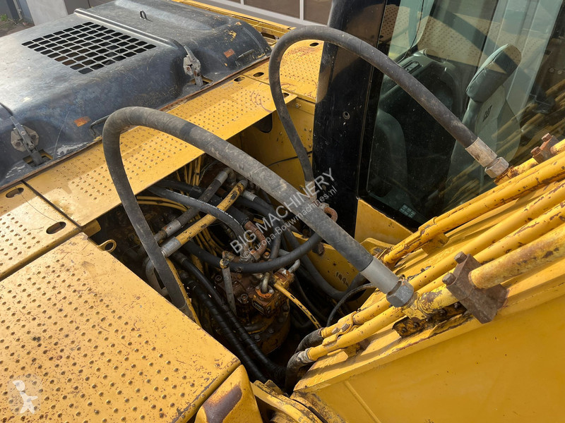 Excavator Caterpillar - bucket with teeth