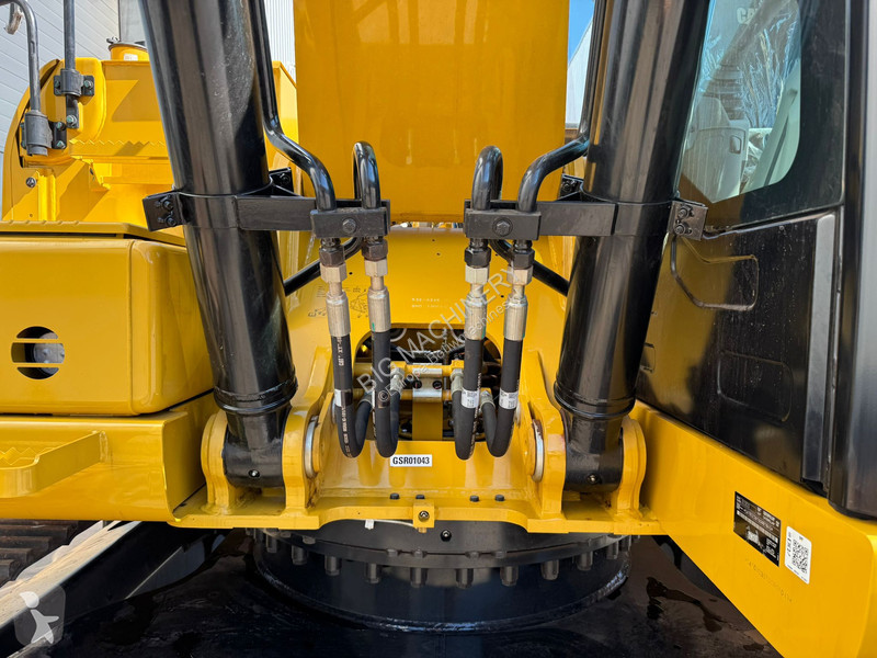 Lopatový nakládač Caterpillar 3
