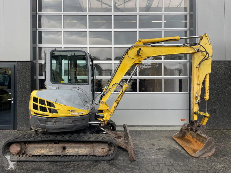 Excavator New Holland 2