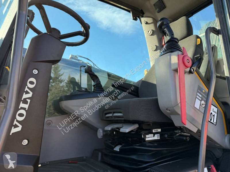 Lopatový nakládač Volvo EW240EMH