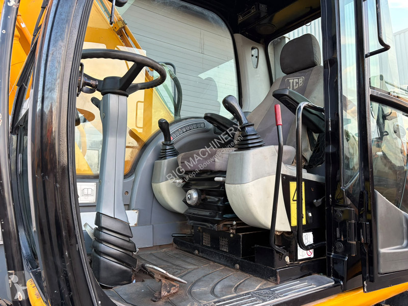 جرافة JCB