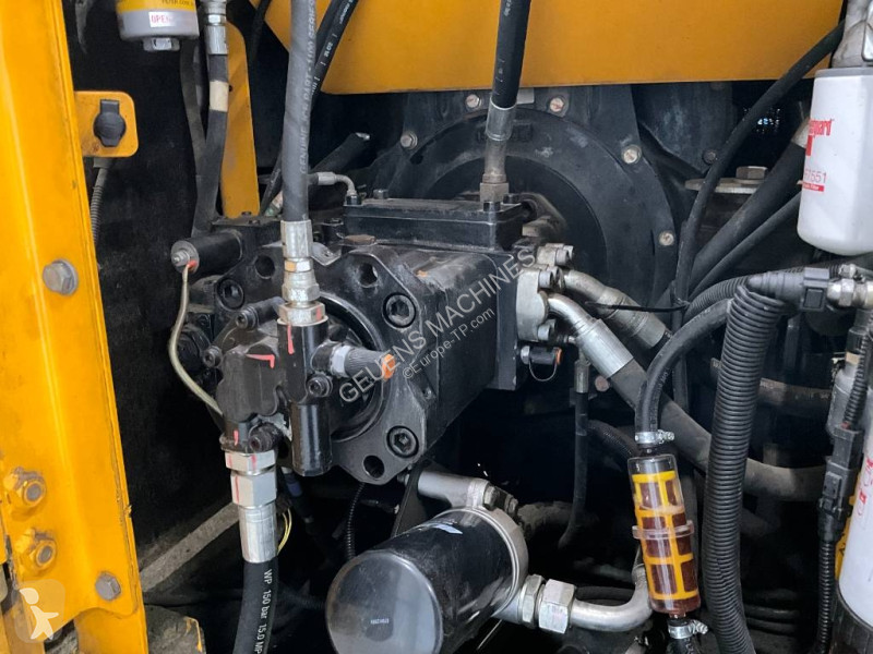 جرافة JCB JS 131 LC