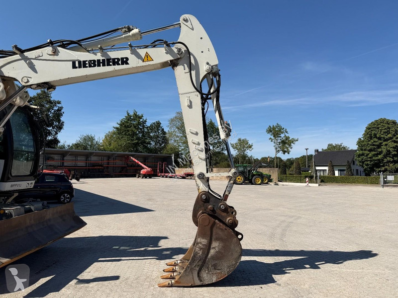 Lopatový nakládač Liebherr A Compact Outriggers...