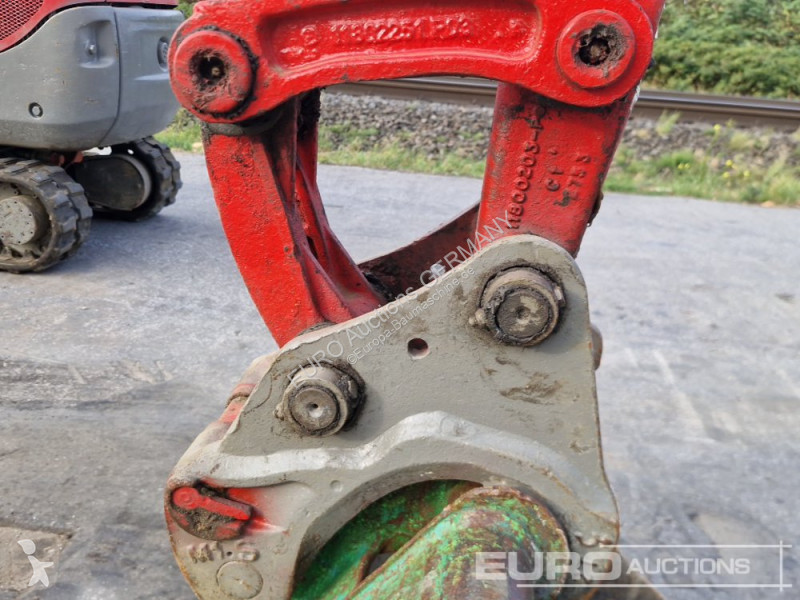 Багер Volvo ECR25D