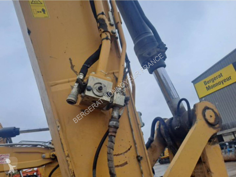 Escavadora Caterpillar