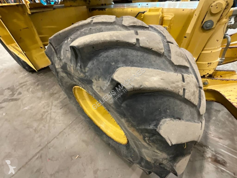 Багер Komatsu MR8