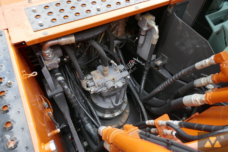 Escavadora Hitachi -7