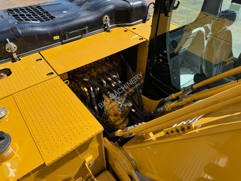 Lopatový nakládač Caterpillar 3