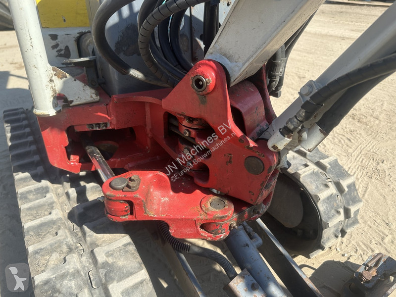 Excavadora Takeuchi 3 buckets