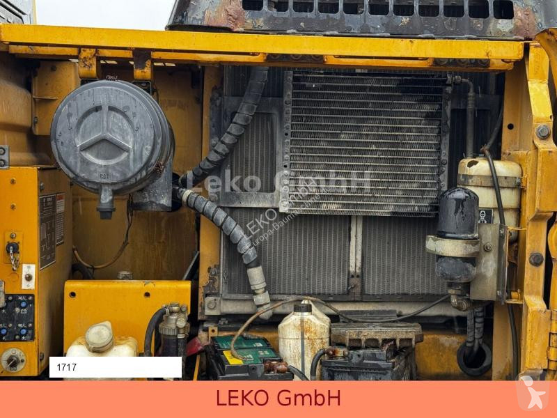 Escavatore Caterpillar 318B Mit Zwei Löffeln