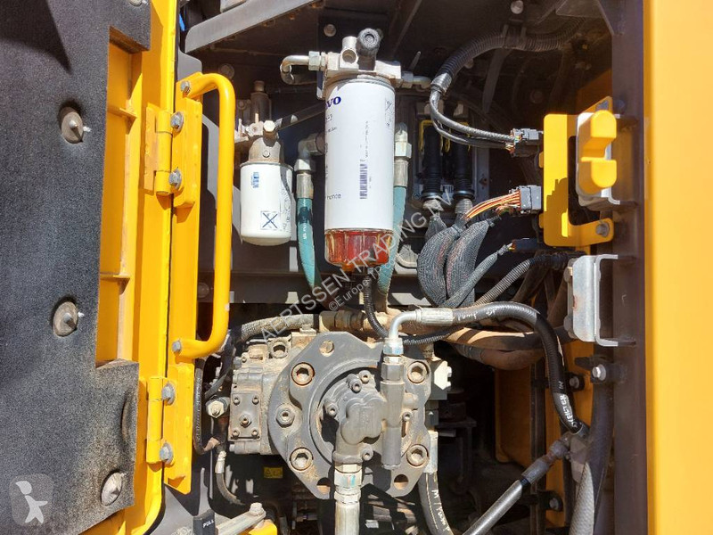 Escavadora Volvo ECR 235 E