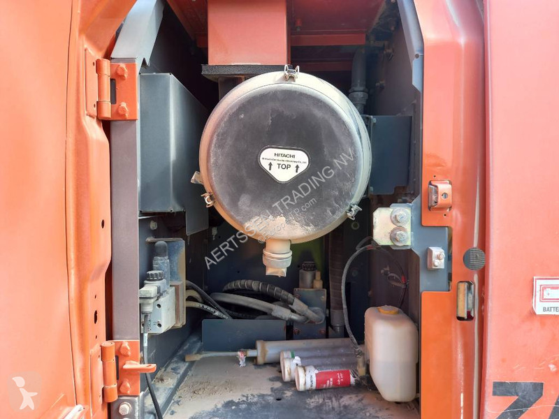 Graafmachine Hitachi ZX220LC (Abu Dhabi)