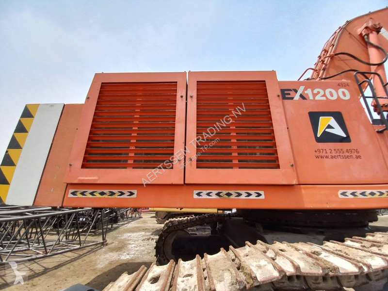 Excavator Hitachi Longreach 28m (Abu Dhabi)