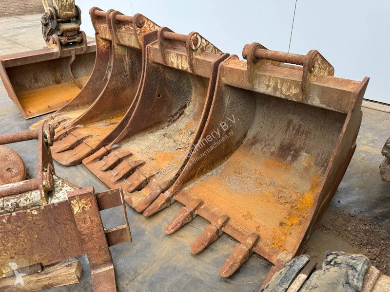 جرافة Liebherr R Compact - 5 Buckets + Forks +...
