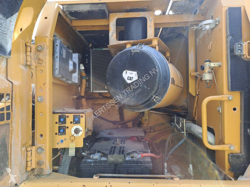 جرافة Caterpillar UHD