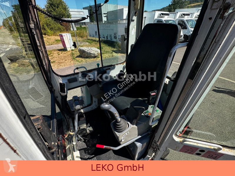 Pelle Takeuchi Mit Drei Löffeln