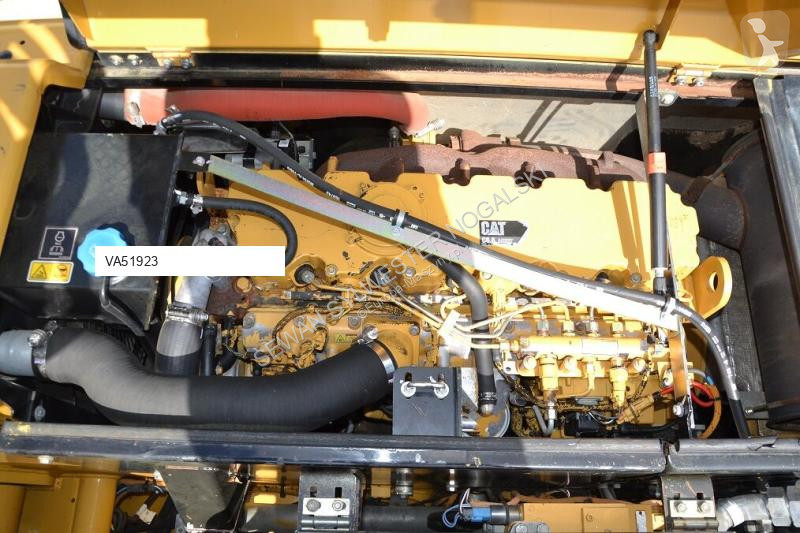 Lopatový nakládač Caterpillar 318 D