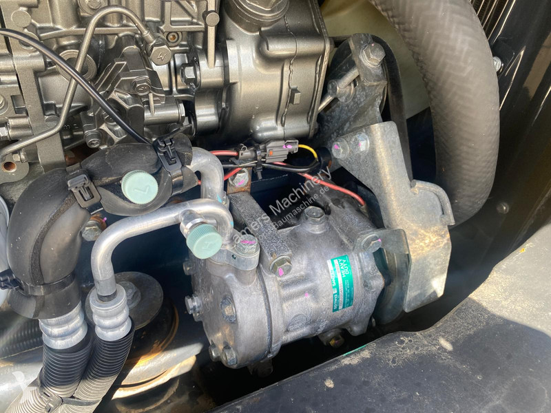 Экскаватор Hitachi ZX65U .