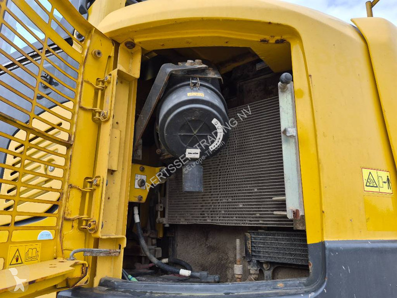 Экскаватор Komatsu MR8