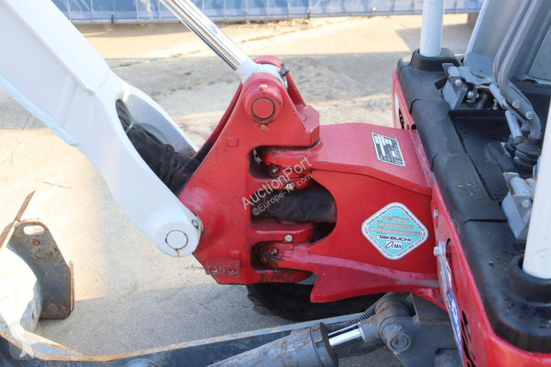 جرافة Takeuchi TB216