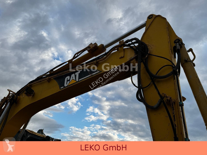 Rýpadlo Caterpillar 311C Mit Zwei Löffeln