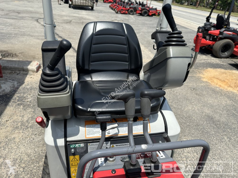 Escavadora Takeuchi TB210R